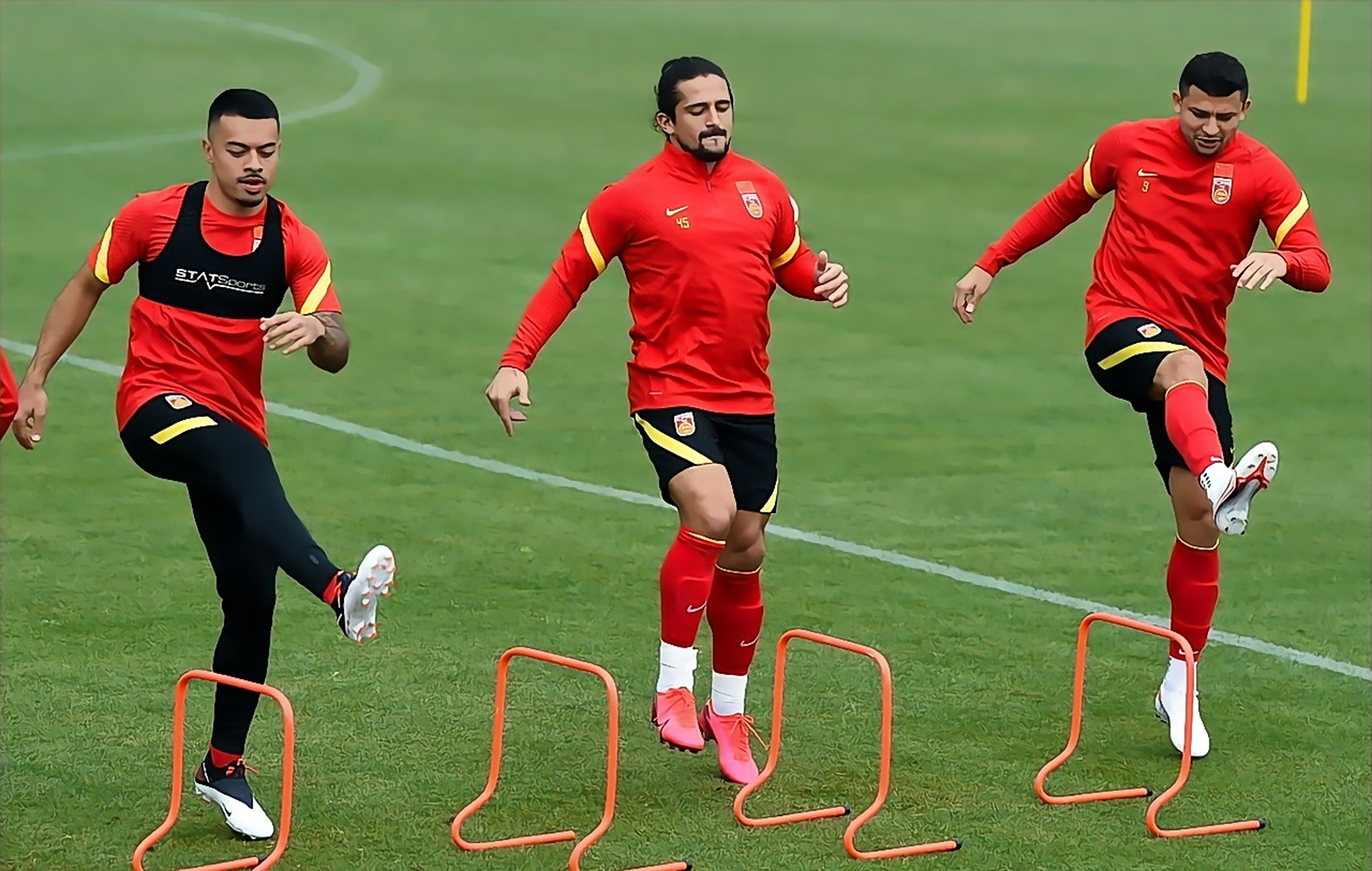 Uzi在日本队比赛中败北，最后时刻胜出引发热议！比赛高潮迭起(国足01日本遭两连败)