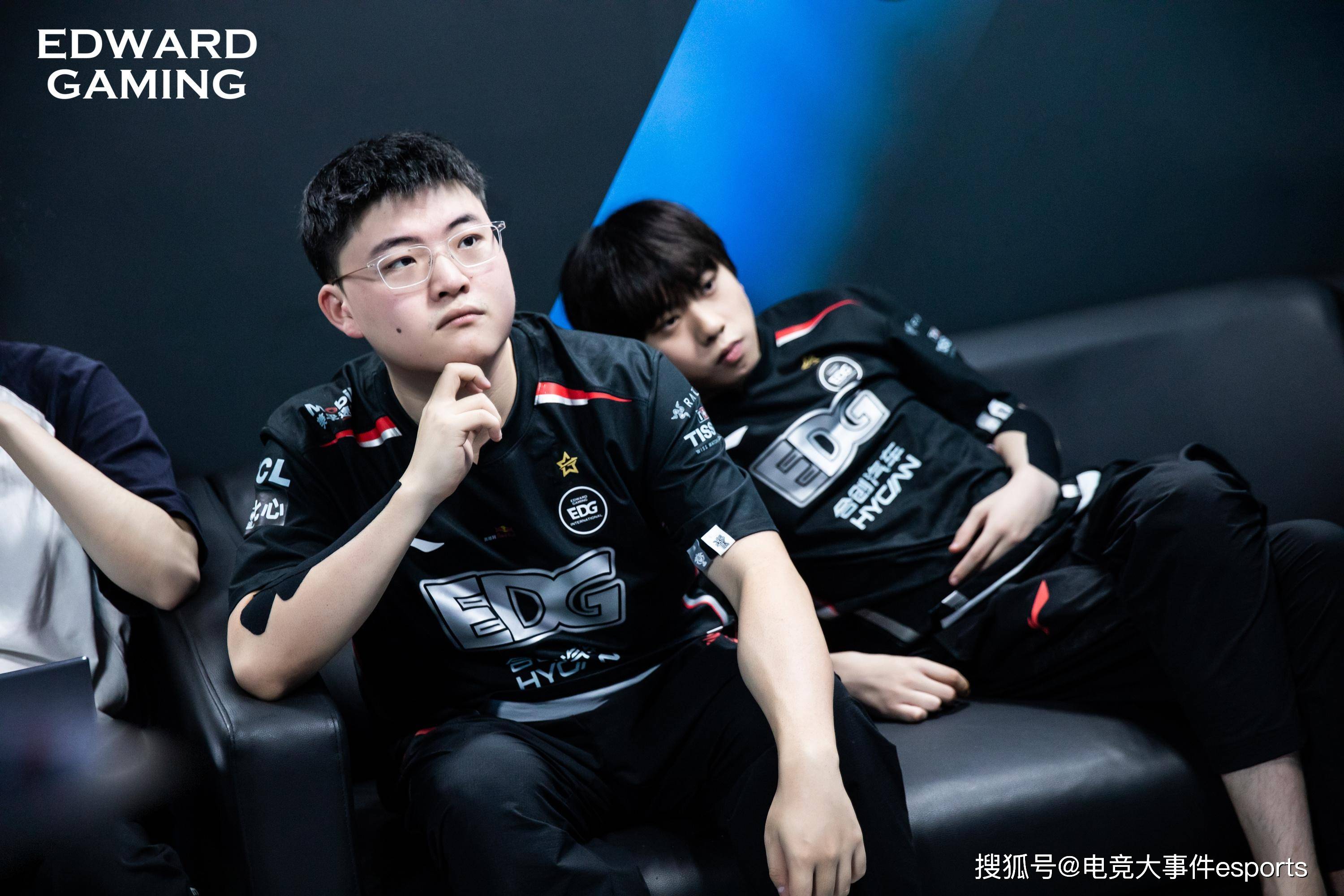 Uzi官方宣布晋级下一阶段新规，G2引发争议！观众掌声雷动的简单介绍