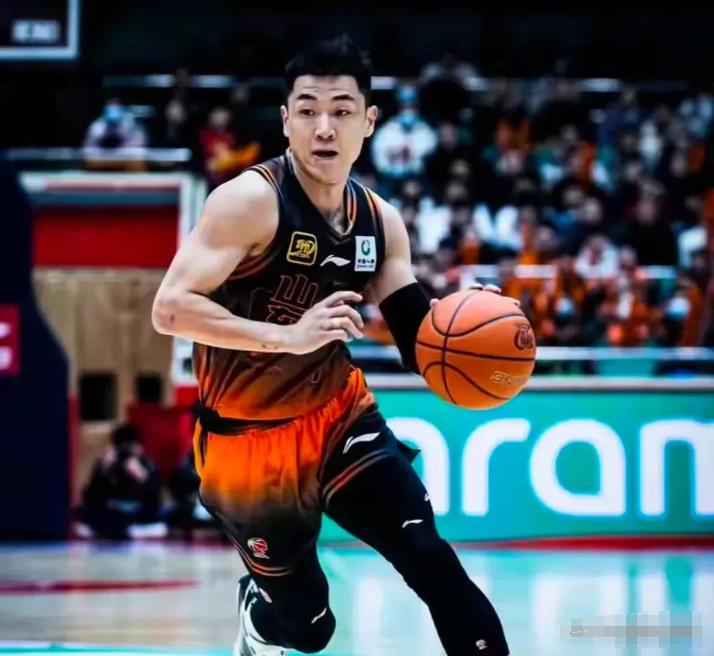 赛前广厦男篮调整名单以备欧超杯；更衣室发声环节打磨；悬念犹存；高层口径保持一致的简单介绍