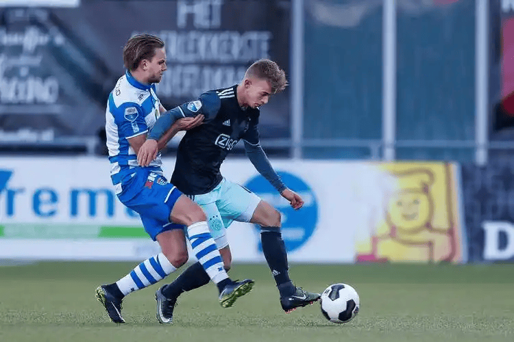 爱游戏-荷甲赛后再迎强敌，孟菲斯灰熊再遭质疑，主帅态度：赛场秩序良好，年轻球员得到机会的简单介绍